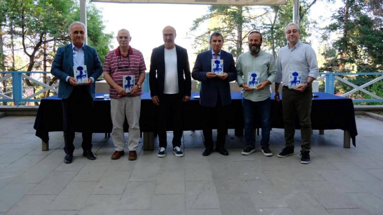 cumhuriyetin-izinde-mizahin-derinliklerinde-aksehirde-bir-araya-gelmek-yxKQUZWc.jpg