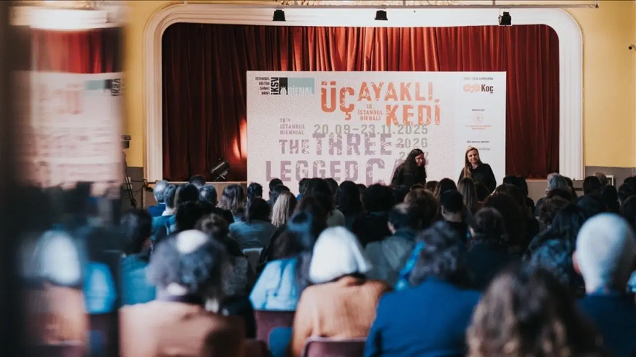 İstanbul Kültür Sanat Vakfı’nın (İKSV) öncülüğünde düzenlenen 18. İstanbul Bienali, sanat ve mekân arasındaki sınırları yeniden tanımlayan, derinlemesine bir kültürel deneyim sunmayı amaçlayan özgün bir etkinlik olarak 20 Eylül – 23 Kasım 2025 tarihleri arasında gerçekleşecek. Bu yılki teması Üç Ayaklı Kedi olan bienal, katılımcılarına yalnızca görsel bir şölen değil, aynı zamanda şehrin ruhunu ve tarihsel dokusunu sanatla bütünleştiren çok katmanlı bir hikâye anlatımı vaat ediyor.