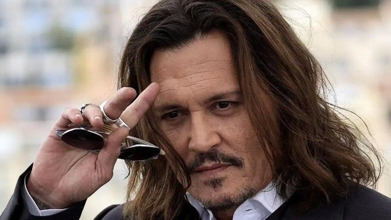 johnny-deppin-yonetmenlik-yolculugunda-yeni-bir-donem-basrolde-al-pacino-ile-sanatin-sinirlarini-zorluyor-R1l8J9QL.jpg