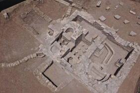 roma-imparatorlugunun-1700-yillik-hamami-fidan-dikmek-icin-acilan-cukurda-gun-yuzune-cikiyor-tarihin-derinliklerindeki-sirlar-pBsiI4Qc.jpg
