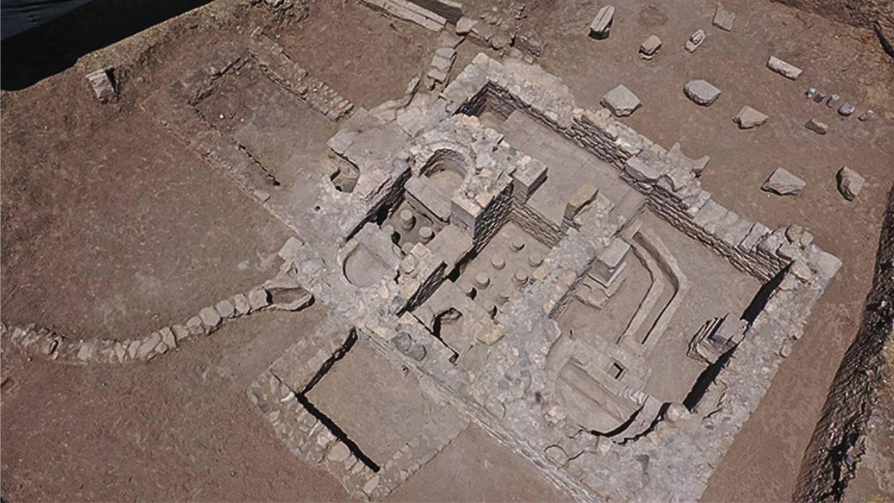 roma-imparatorlugunun-1700-yillik-hamami-fidan-dikmek-icin-acilan-cukurda-gun-yuzune-cikiyor-tarihin-derinliklerindeki-sirlar-pBsiI4Qc.jpg