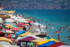 antalya-icin-17-milyon-turist-hedefi-buyuyen-turizm-icin-yeni-stratejiler-ve-yatirimlar-SL9ZNWLW.jpg