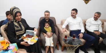 bakan-kurumdan-depremzede-aileye-ziyaret-dayanisma-ve-umut-mesaji-O1w2ms5M.jpg