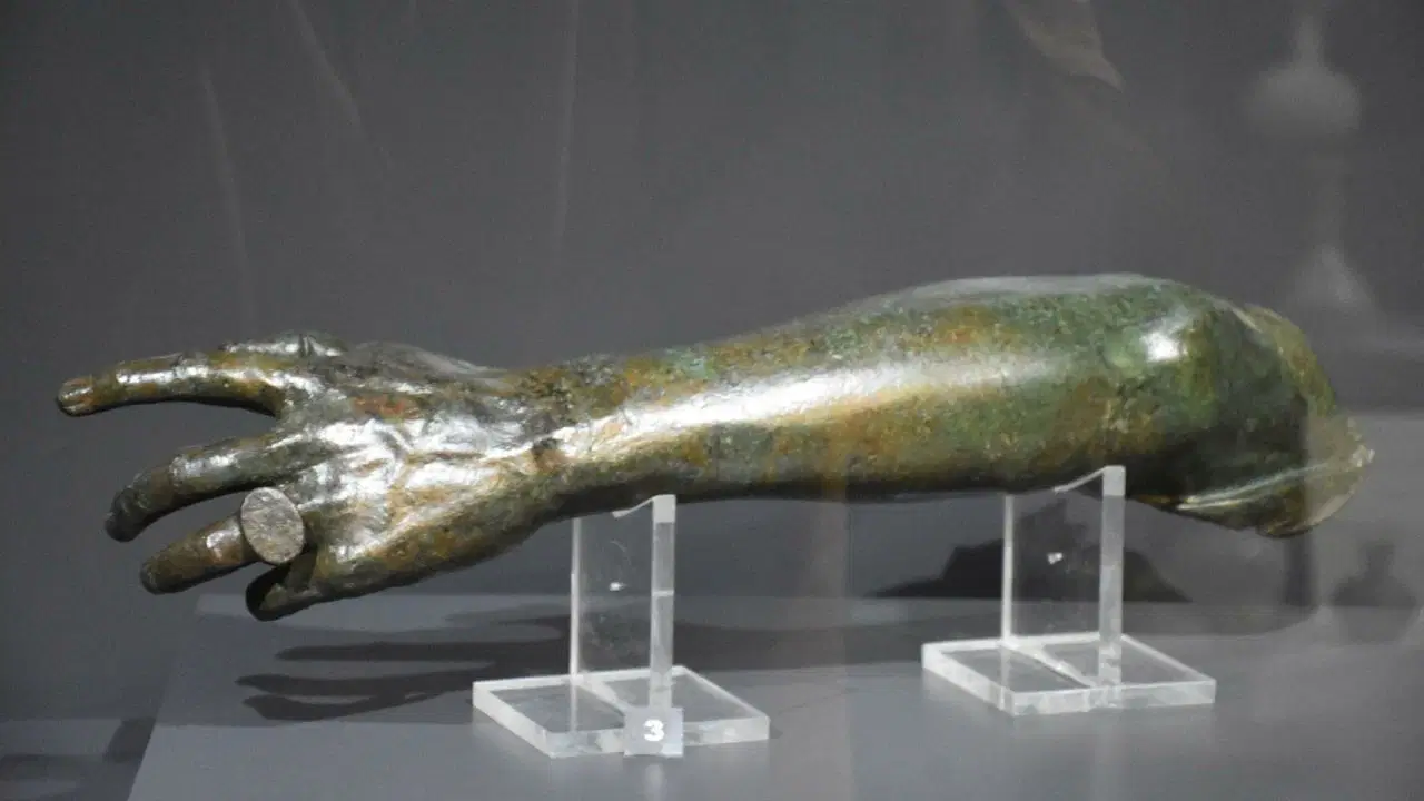 Parmakta Yüzük Taşıyan İki Bin Yıllık Bronz Kol Parçası: 45 Yıldızlı Bir Düğümle İlk Kez Başkente Sergileniyor