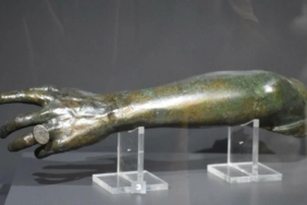 parmakta-yuzuk-tasiyan-iki-bin-yillik-bronz-kol-parcasi-45-yildizli-bir-dugumle-ilk-kez-baskente-sergileniyor-Au2h9EVe.jpg