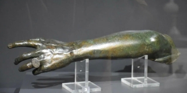 parmakta-yuzuk-tasiyan-iki-bin-yillik-bronz-kol-parcasi-45-yildizli-bir-dugumle-ilk-kez-baskente-sergileniyor-Au2h9EVe.jpg