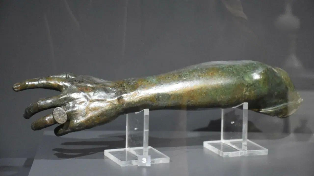 parmakta-yuzuk-tasiyan-iki-bin-yillik-bronz-kol-parcasi-45-yildizli-bir-dugumle-ilk-kez-baskente-sergileniyor-Au2h9EVe.jpg