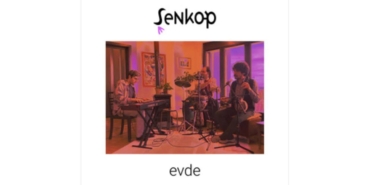 vitrinde-dikkat-cekici-bir-fikir-incelikle-serpistirilen-albumler-DyaEz4hy.jpg
