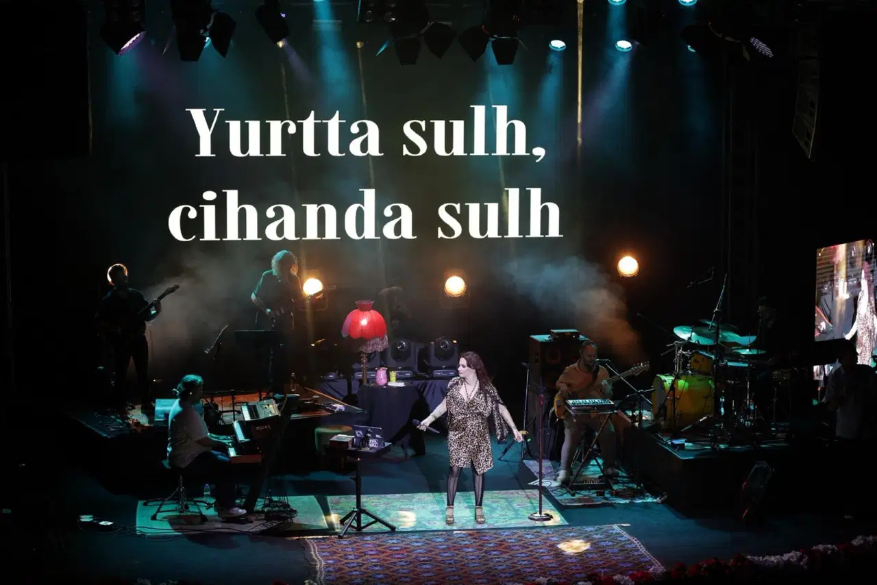 Altın Koza ve Orhan Kemal Emek Ödülleri Töreni ile Başlayan Gece: Ceylan Ertem'in Konserinde Düşünsel Bir Yolculuk