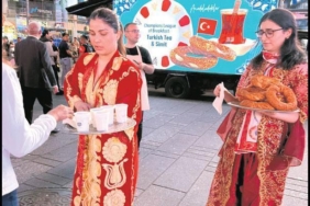 times-meydanina-tasinan-turk-simidi-ve-cayi-sehrin-yeni-kahvalti-simge-ddwqWBrt.jpg