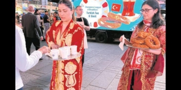 times-meydanina-tasinan-turk-simidi-ve-cayi-sehrin-yeni-kahvalti-simge-ddwqWBrt.jpg