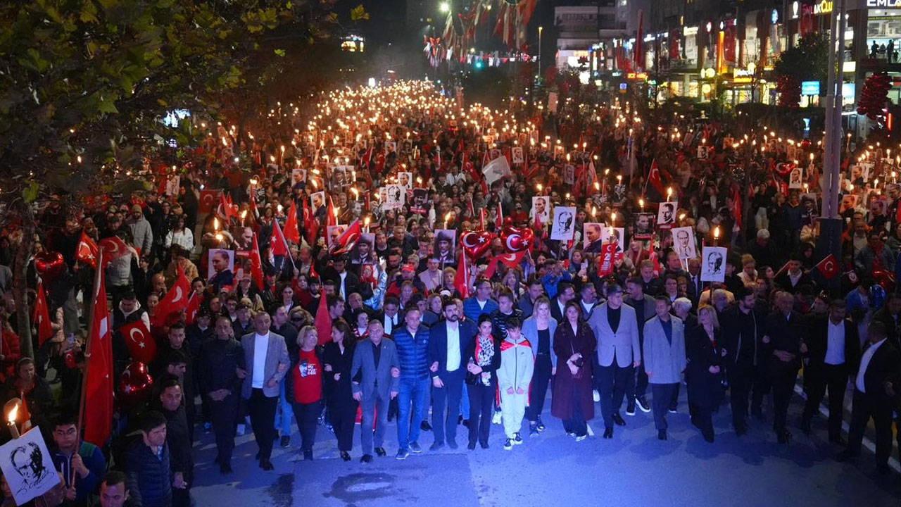atasehirde-binlerce-kisinin-29-ekim-coskusuyla-yukselen-ruhunu-yansitan-essiz-kutlama-miiTFOal.jpg