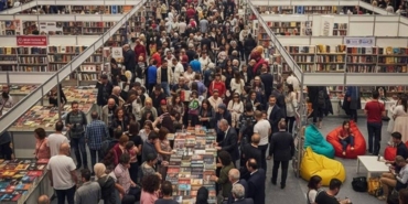 balikesir-kitap-fuarinin-yeni-ufuklari-unlu-yazarlar-ve-kitapseverler-arasinda-bilgelik-dolu-bulusma-4zEn7jv6.jpg