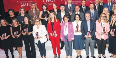 is-yasaminda-yapay-zek-cagi-gelecegi-sekillendiren-dijital-donusum-JD4UnpRh.jpg