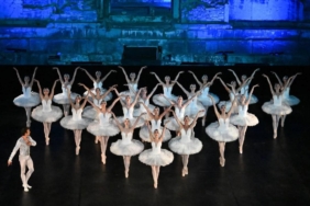 izmirin-bu-hafta-sahne-isigi-tiyatro-bale-ve-konserlerle-dolu-bir-haftaya-dair-zihin-acici-bir-yolculuk-5q3HrTle.jpg