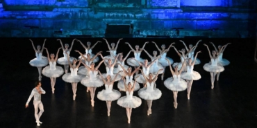 izmirin-bu-hafta-sahne-isigi-tiyatro-bale-ve-konserlerle-dolu-bir-haftaya-dair-zihin-acici-bir-yolculuk-5q3HrTle.jpg