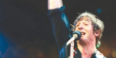 springsteen-hiclikten-kurtar-beni-ve-o-da-bir-sey-mi-sanatin-iyilestirici-gucuyle-rockin-biyografisi-KGWdd4fz.jpg