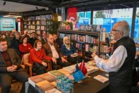 cumhuriyet-yazari-prof-dr-emre-kongarin-beltas-kitap-kafede-okurlariyla-bulusmasi-edebiyat-ve-toplumsal-dusunceyle-derinlesen-anlar-YU4nqK3K.jpg