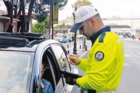 eski-tip-ehliyetli-suruculer-icin-sigorta-tehlikesi-web-icerigi-icin-benzersiz-baslik-onerisi-NA5FpWse.jpg