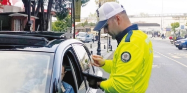 eski-tip-ehliyetli-suruculer-icin-sigorta-tehlikesi-web-icerigi-icin-benzersiz-baslik-onerisi-NA5FpWse.jpg