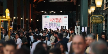 istanbul-bienali-sergilerde-son-gunlerin-zihniyetli-kesfi-ve-sehrin-anlamini-yeniden-yaratma-Nqc6hD4w.jpg