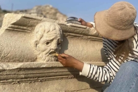 kastabala-antik-kentinde-felsefi-tasvirli-maskenin-izinde-dusuncenin-golgesinde-bir-yansiti-mOeuTwiz.jpg