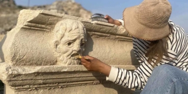 kastabala-antik-kentinde-felsefi-tasvirli-maskenin-izinde-dusuncenin-golgesinde-bir-yansiti-mOeuTwiz.jpg