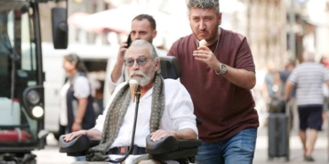 yan-yana-insanin-icindeki-mizahi-aydinlatan-hafif-ve-zeki-bir-sosyal-gulumseme-jR8v7IAO.jpg