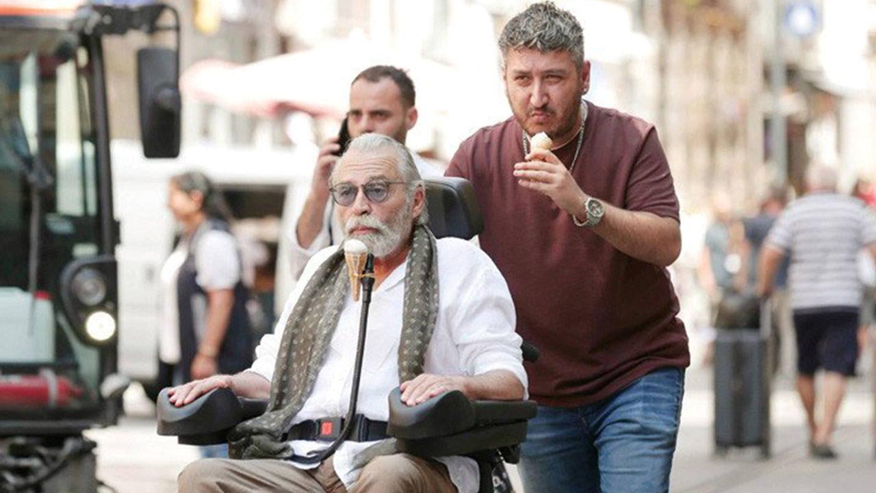 yan-yana-insanin-icindeki-mizahi-aydinlatan-hafif-ve-zeki-bir-sosyal-gulumseme-jR8v7IAO.jpg