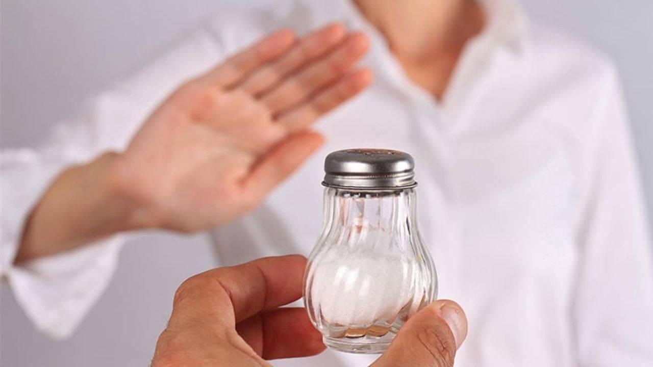 asiri-tuz-tuketiminin-kan-basincini-yukselterek-hipertansiyon-riskini-artirdigina-dair-bilgilendirici-bir-baslik-XVCFPZ24.jpg