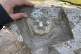 bartindaki-antik-kentte-gulumseyen-medusa-tarihin-sessiz-yuzu-inceleniyor-bCGLSmme.jpg