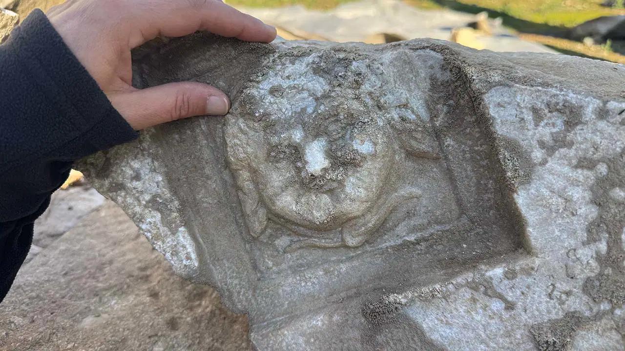 bartindaki-antik-kentte-gulumseyen-medusa-tarihin-sessiz-yuzu-inceleniyor-bCGLSmme.jpg