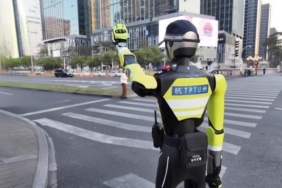 insansi-robotlar-trafik-polisi-olmaya-basladi-yollarda-yeni-bir-deneyim-PkGfv76F.jpg