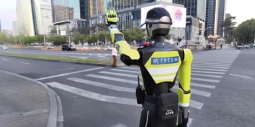 insansi-robotlar-trafik-polisi-olmaya-basladi-yollarda-yeni-bir-deneyim-PkGfv76F.jpg
