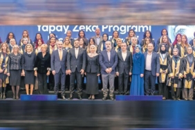kadinlar-yapay-zeka-ile-gelecegi-yazanlarin-izinde-turkiyede-dijital-kadin-gucu-Cz9w2plj.jpg