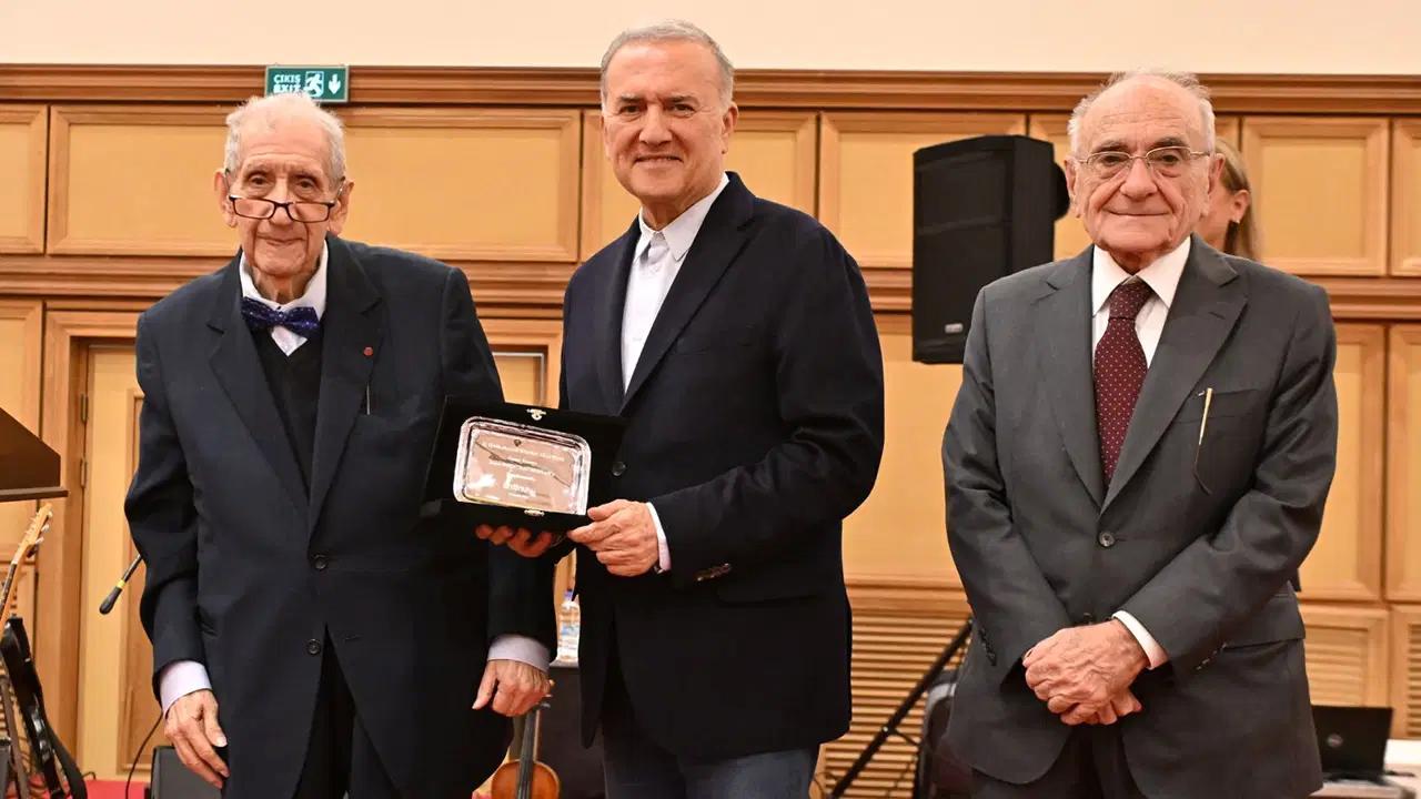 murathan-mungana-onur-odulu-sunulmasi-edebi-mirasin-yukselen-isigi-OThq7CSH.jpg