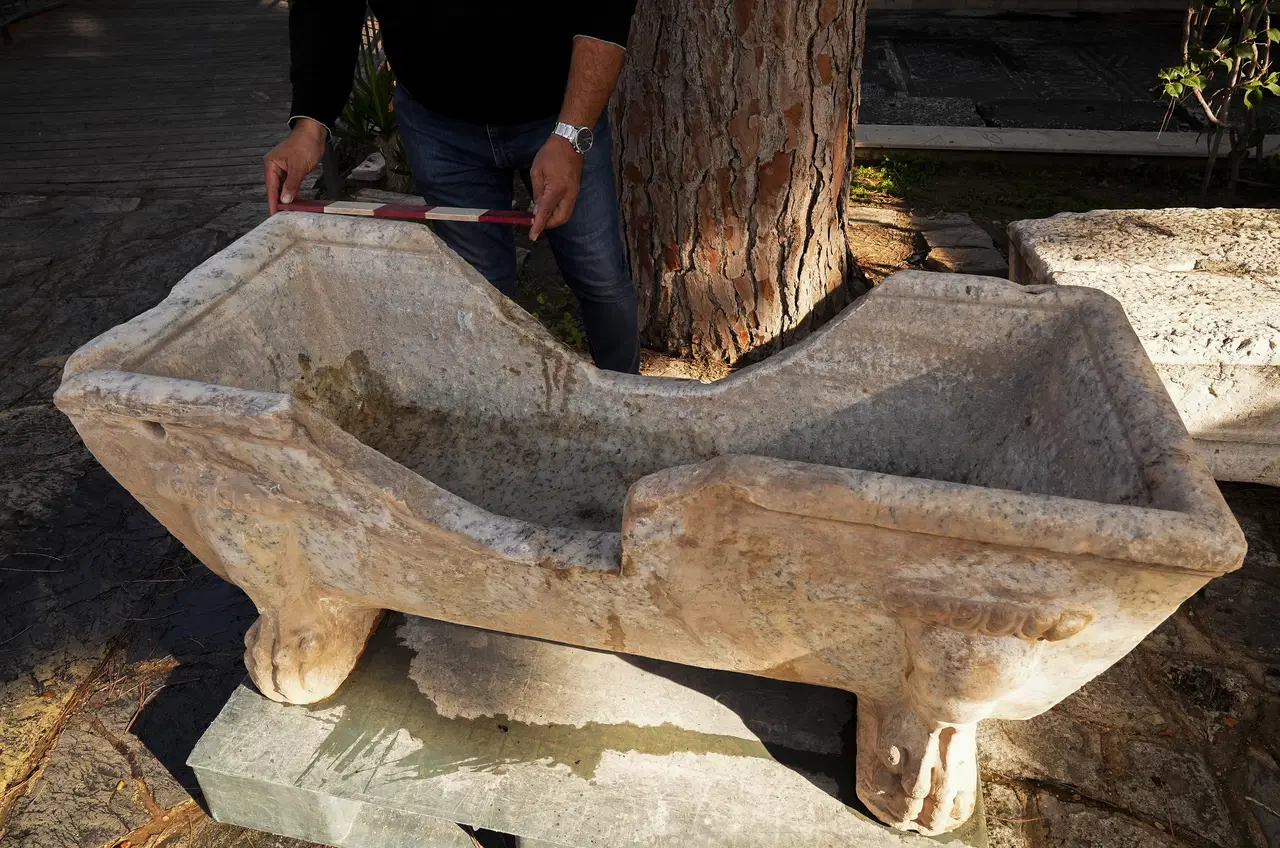 Romalı Seçkinlerin Zerafetini Taşıyan: Mermer Küvetçe Çeşme Yalağına Dönüştürülmüş Nadir Bir Eser