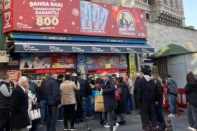 yilbasi-oncesi-yogunluk-artiyor-nimet-abla-gisesi-onunde-kuyruklar-uzadi-3NbMjCws.jpg