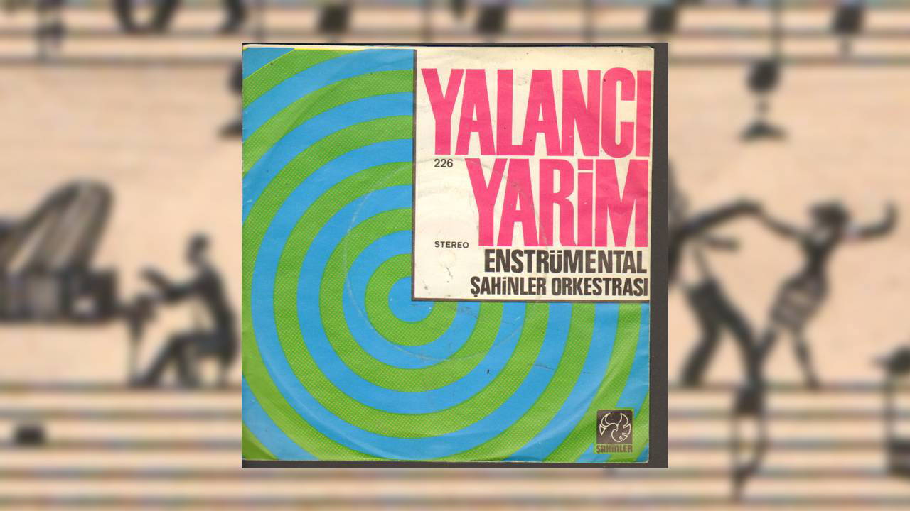 Zamanı Süzülen Şeffaflık: Vitrindeki Albümler Üzerine Bir İnceleme