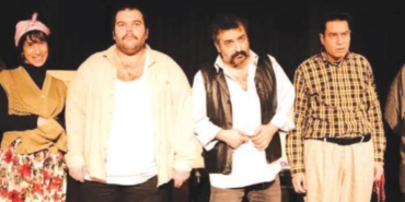 bu-kamyonun-esyalari-memet-baydurun-kult-oyunu-turkiyenin-sahnesinde-yeniden-doguyor-DOxWqW1b.jpg