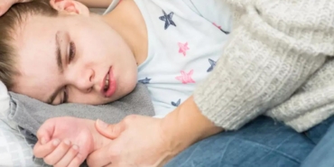 cocuklarda-epilepsi-sessiz-nobetlere-dikkat-gozden-kacirilmamasi-gerekenuyari-OhhfPHF7.jpg