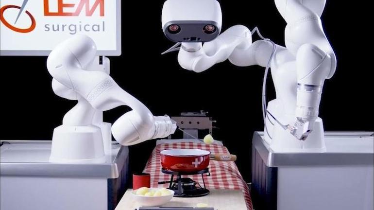 Dünyanın İlk Cerrahi İnsansı Robotu Omurilik Ameliyatını Büyüleyen Anlarla Gerçekleştiriyor