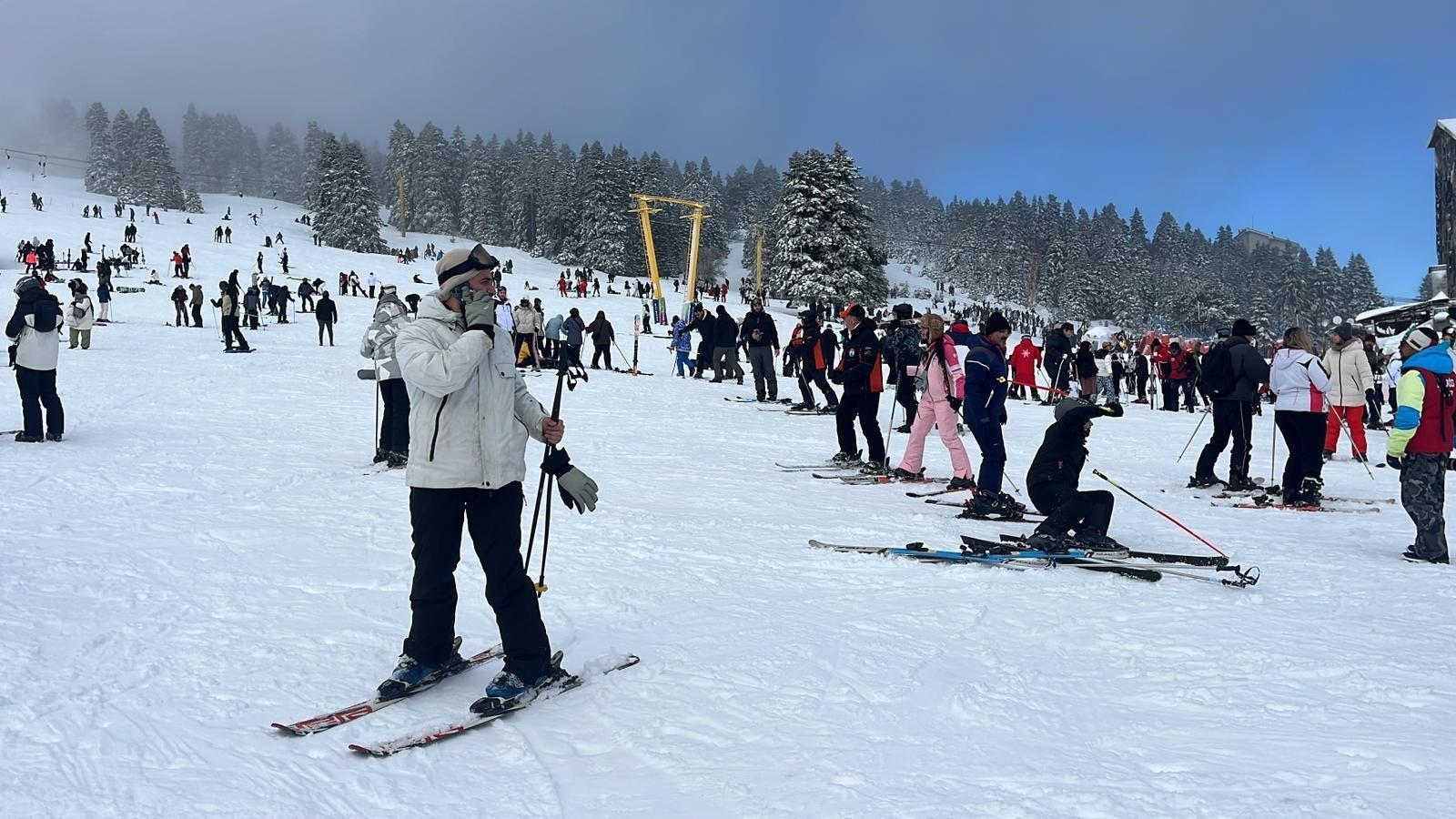 uludagda-sevgililer-gunu-yogunluguyla-kar-taneleri-arasinda-ask-dolu-anlar-4hPPiRfg.jpg