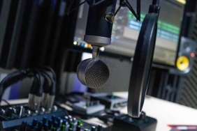 yeni-medya-devrimi-karsinda-radyo-genis-dinleyici-kitlelerine-ulasan-geleneksel-sesin-gucu-vVN8OyBH.jpg