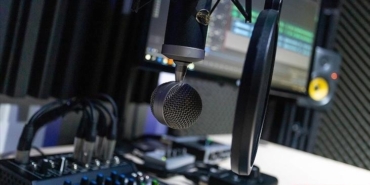 yeni-medya-devrimi-karsinda-radyo-genis-dinleyici-kitlelerine-ulasan-geleneksel-sesin-gucu-vVN8OyBH.jpg