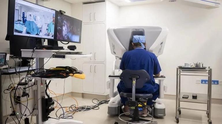 2.400 Kilometre Uzaklıktan Yapılan Robotik Ameliyatın Devrim Niteliğindeki Anları: Geleceğin Cerrahisi Bugün Başladı