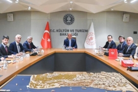 bakan-ersoydan-2026-turizmi-icin-kritik-toplanti-turkiye-hazirliklarini-guclendiriyor-pJs6SlFe.jpg