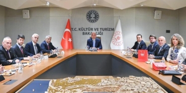 bakan-ersoydan-2026-turizmi-icin-kritik-toplanti-turkiye-hazirliklarini-guclendiriyor-pJs6SlFe.jpg