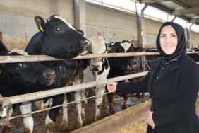 devlet-destegiyle-ev-hanimligindan-patronluga-900-hayvanli-ciftligin-sahibi-olan-kadin-6eIpBkRQ.jpg