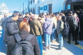 yunan-adalarinda-yeni-sistem-uzun-kuyruklar-olusturdu-xbpd5Hk5.jpg